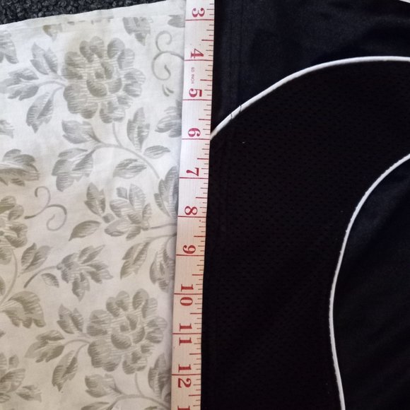 Black shorts. - Picture 8 of 8